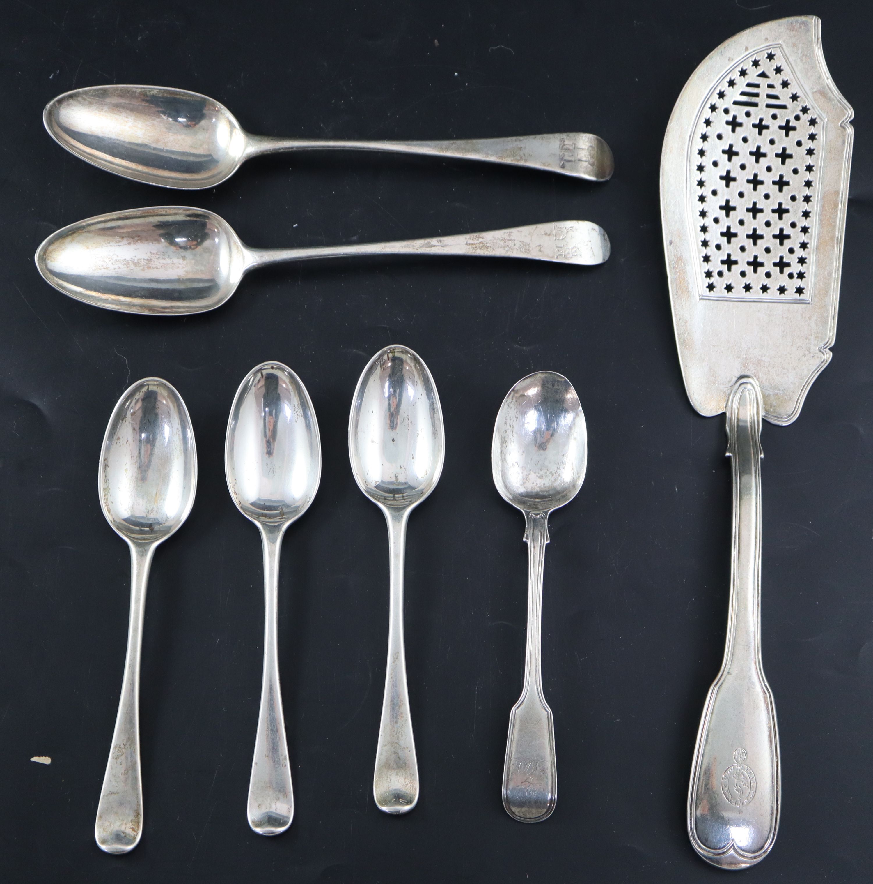 A George III silver fiddle and thread pattern fish slice, London, 1811 and six assorted silver spoons, 16.5oz.